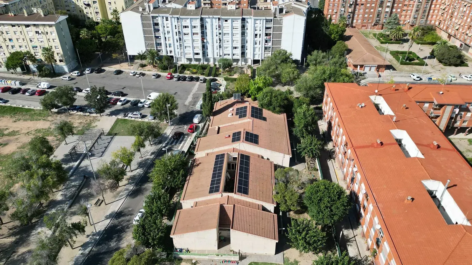 Una vista aérea de un edificio con paneles solares en el techo.