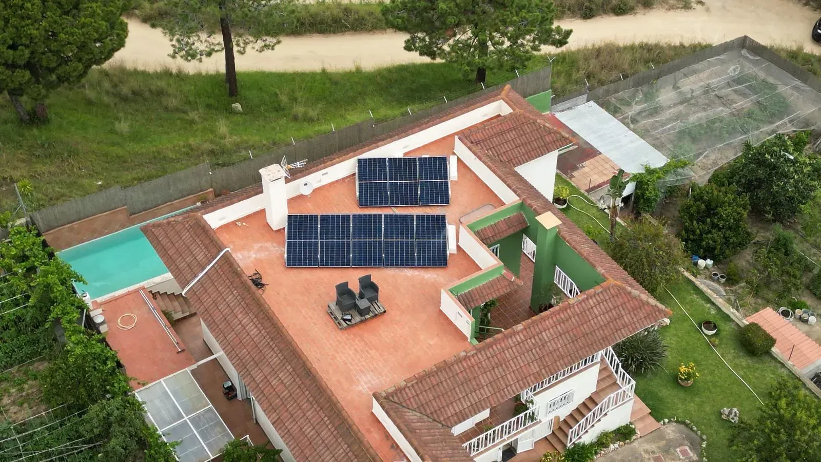 Una vista aérea de una casa con paneles solares en el techo.