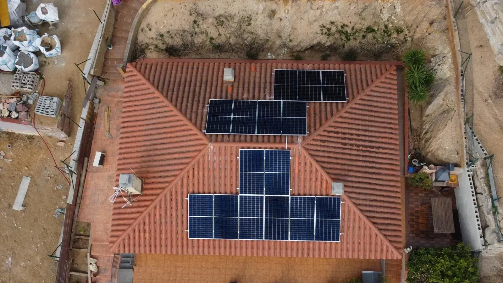 Una vista aérea de una casa con paneles solares en el techo.