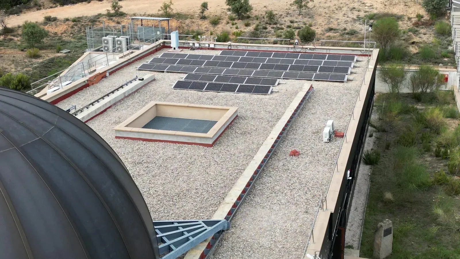 El tejado de un edificio con una cúpula al fondo.