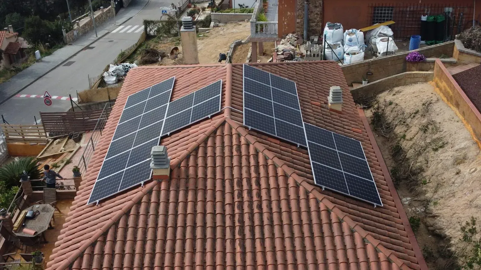 Un techo con muchos paneles solares.