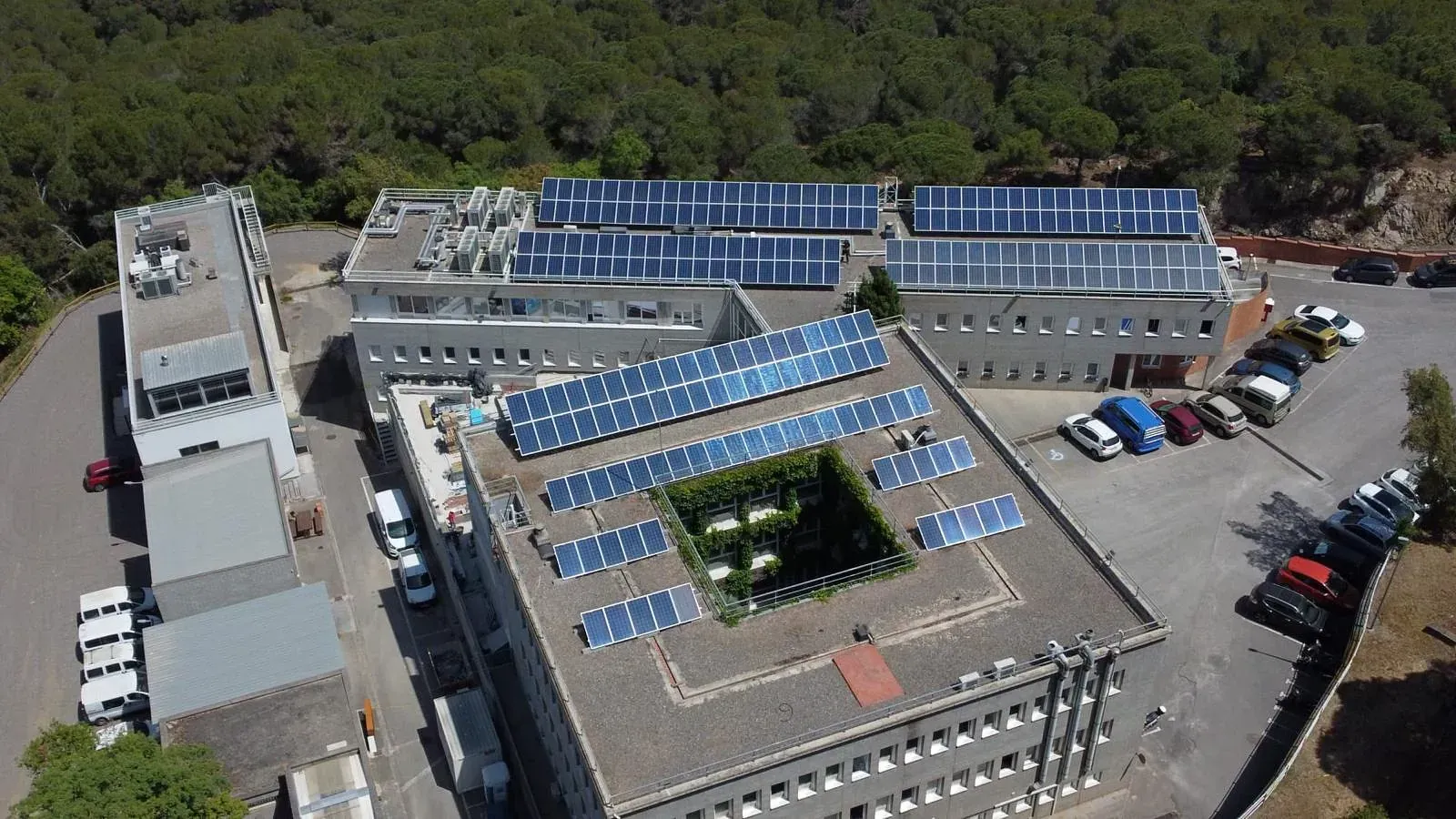 Una vista aérea de un edificio con paneles solares en el techo.