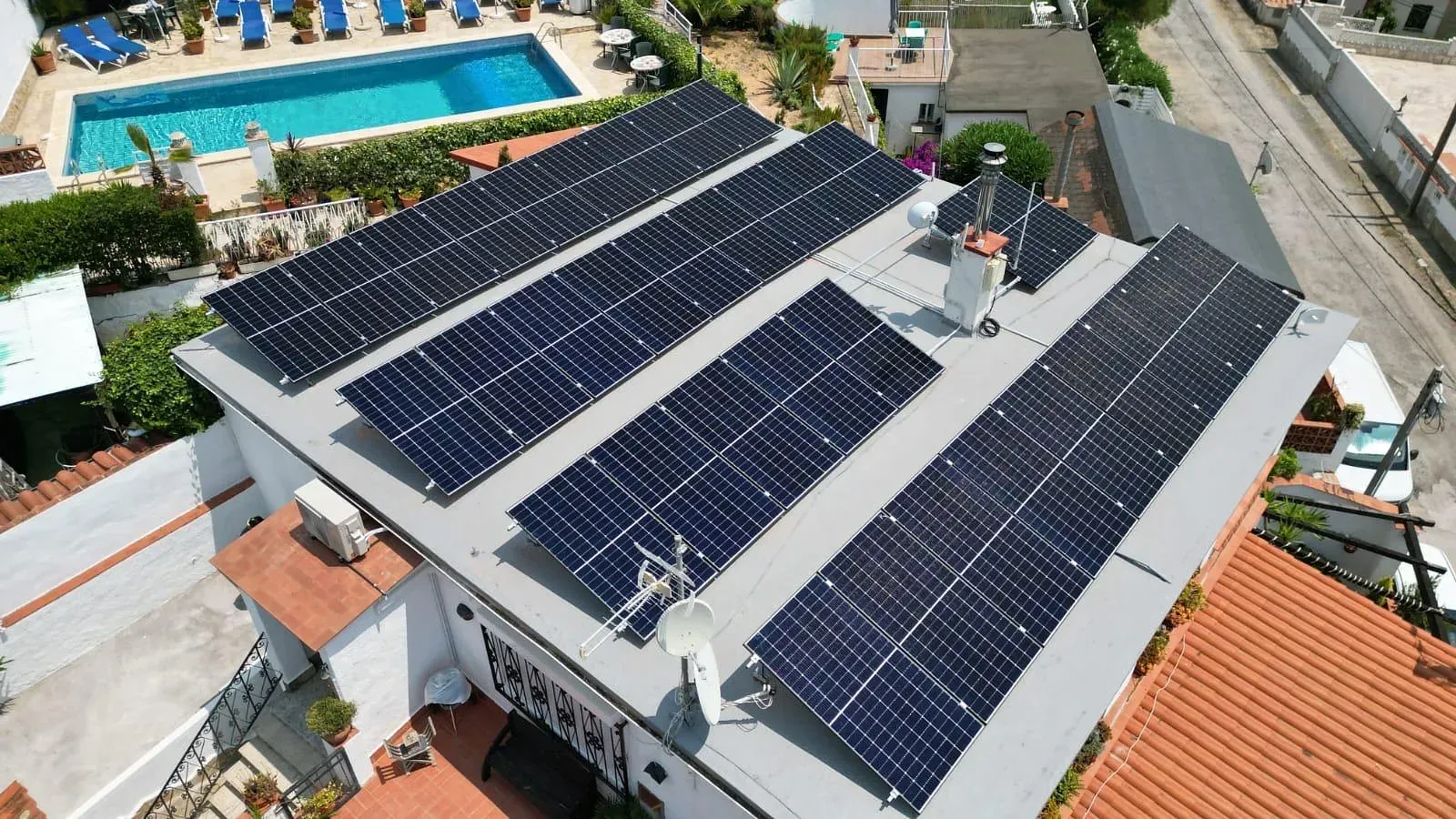 Hay muchos paneles solares en el tejado de un edificio.