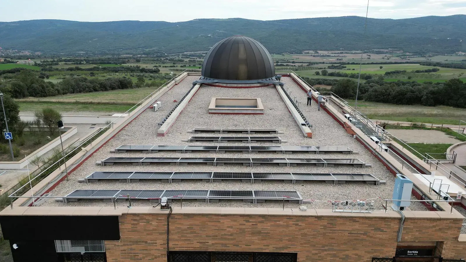 Un gran edificio con una cúpula en la parte superior.