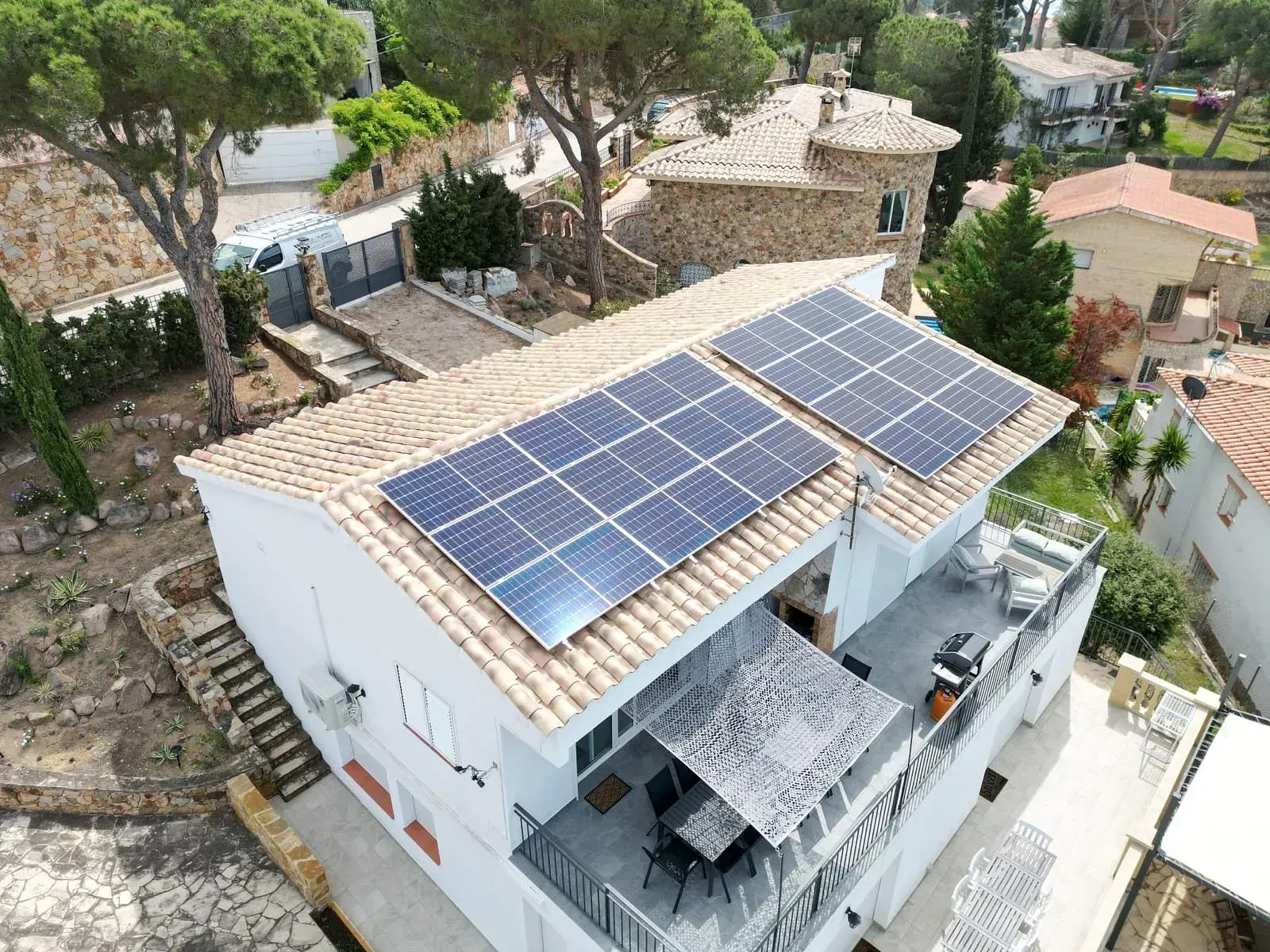 Una vista aérea de una casa con paneles solares en el techo.