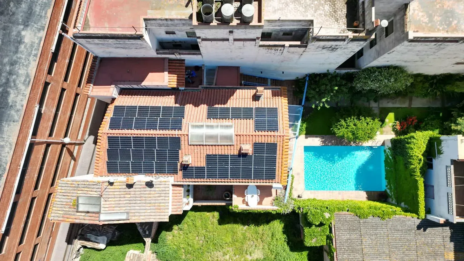 Una vista aérea de una casa con paneles solares en el techo.
