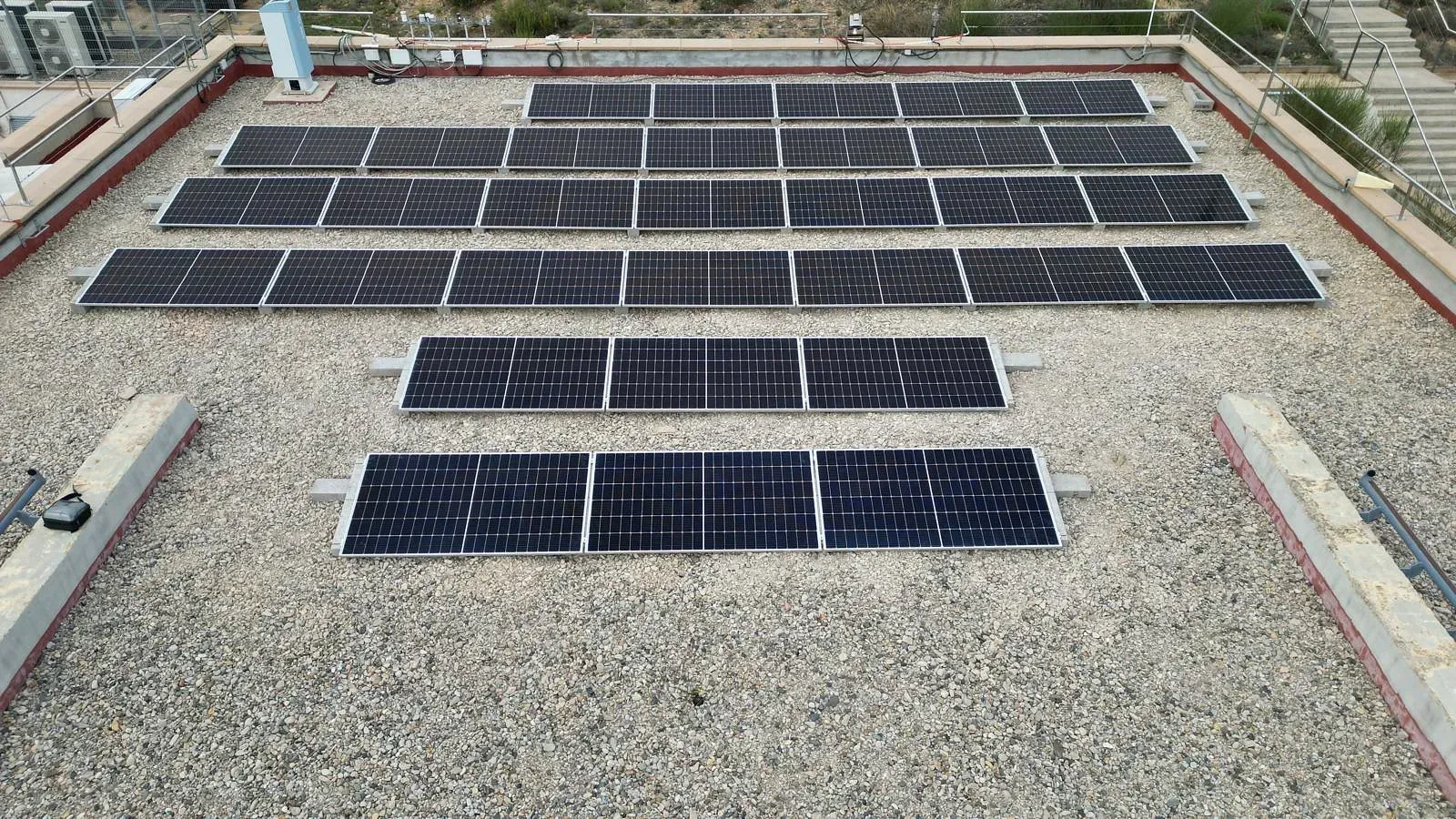 Un techo con muchos paneles solares.