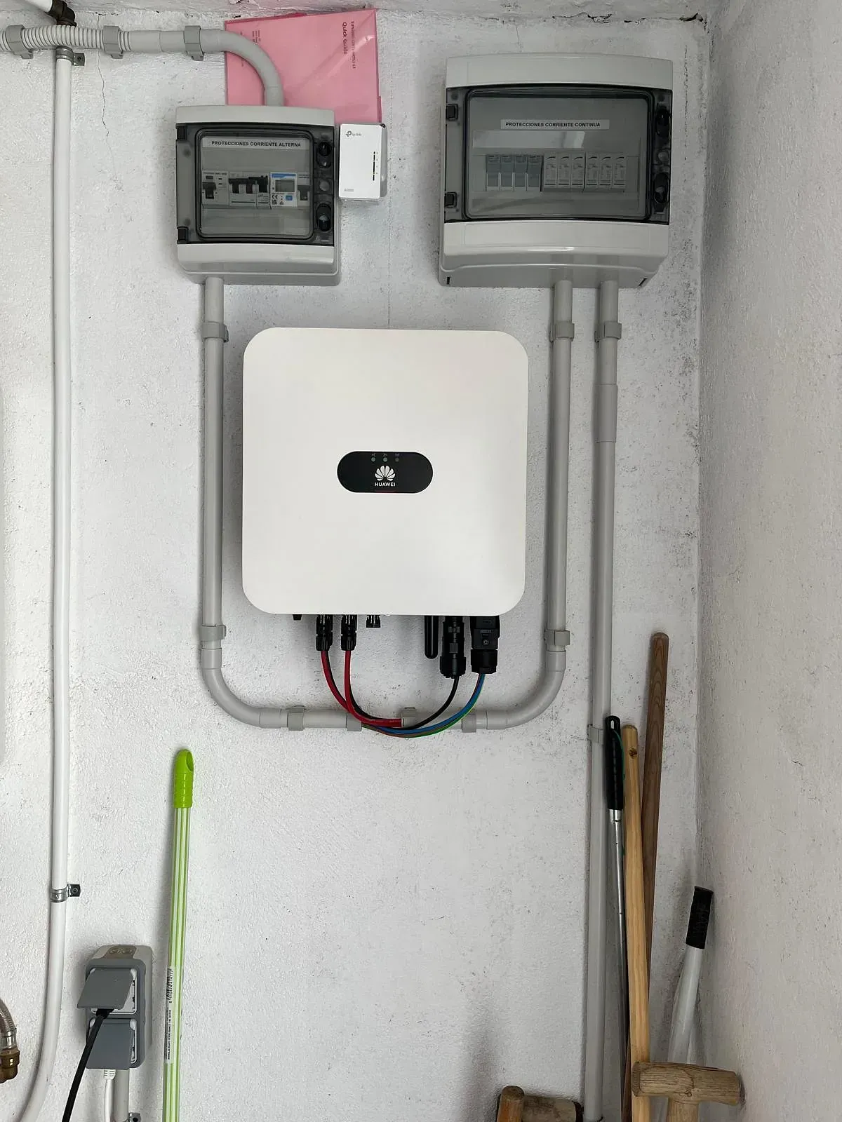 Una caja blanca con un logotipo negro está colgada en una pared.