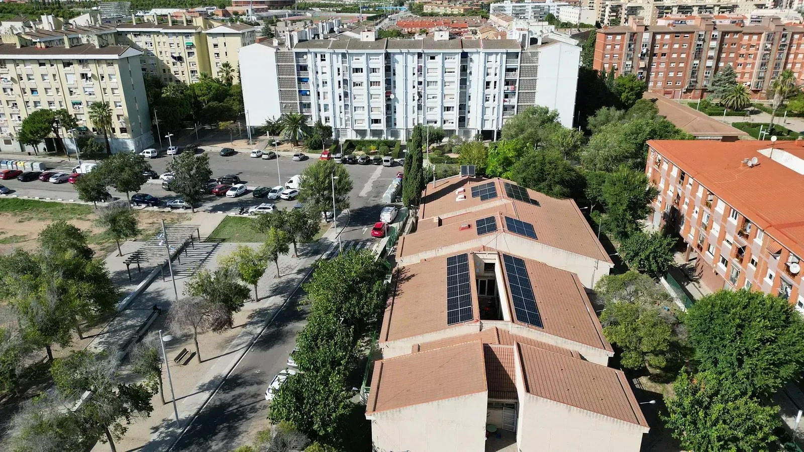 Una vista aérea de un edificio con paneles solares en el techo.