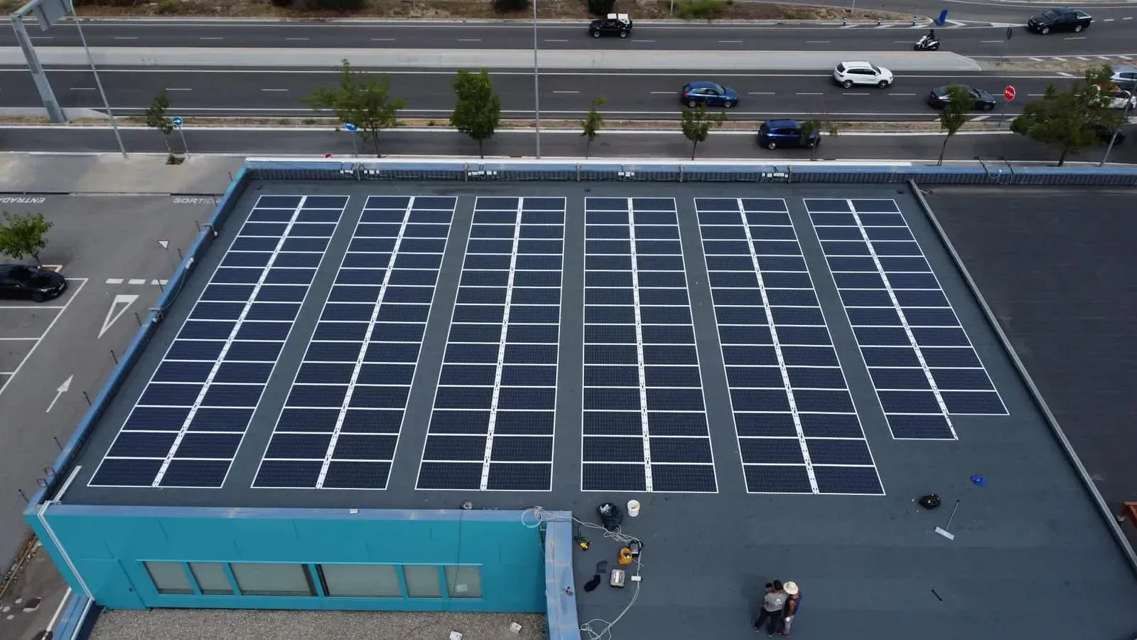 Una vista aérea de un edificio con paneles solares en el techo.