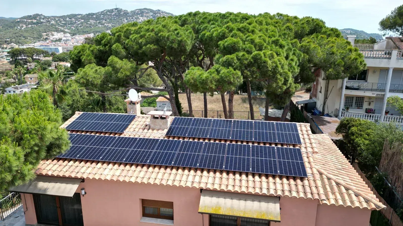 Una vista aérea de una casa con paneles solares en el techo.
