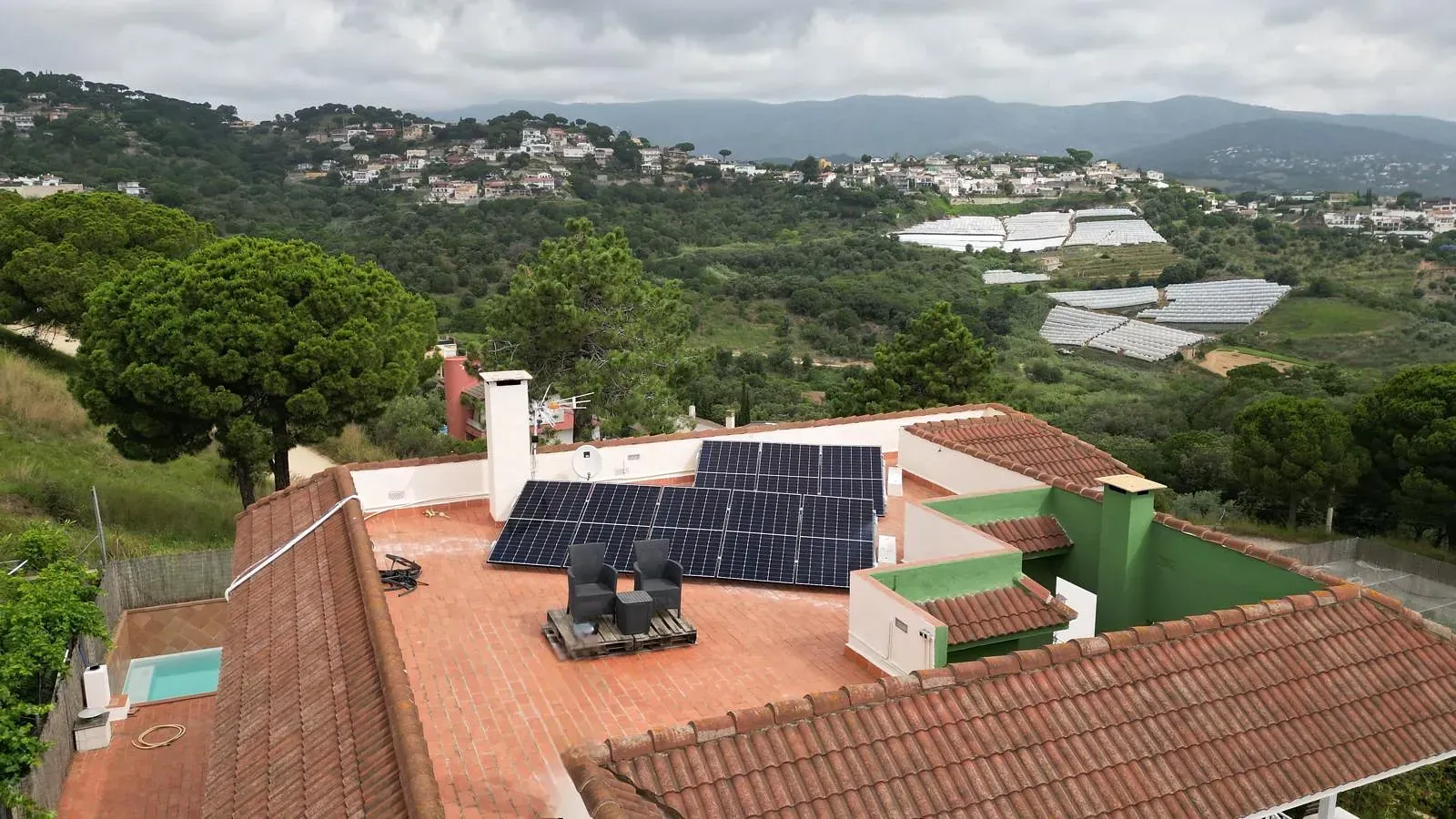 Un techo con muchos paneles solares.