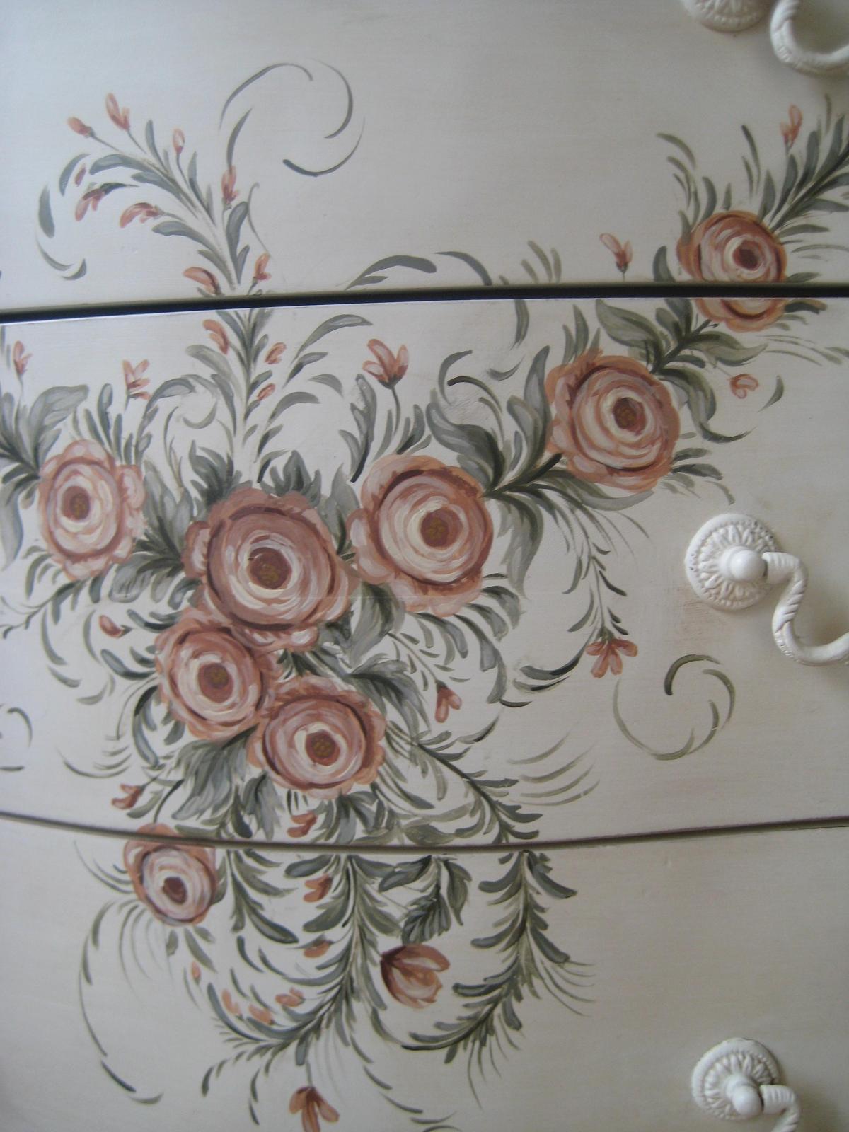 Atelier Guigue, 75003 Paris. Détail d'une commode