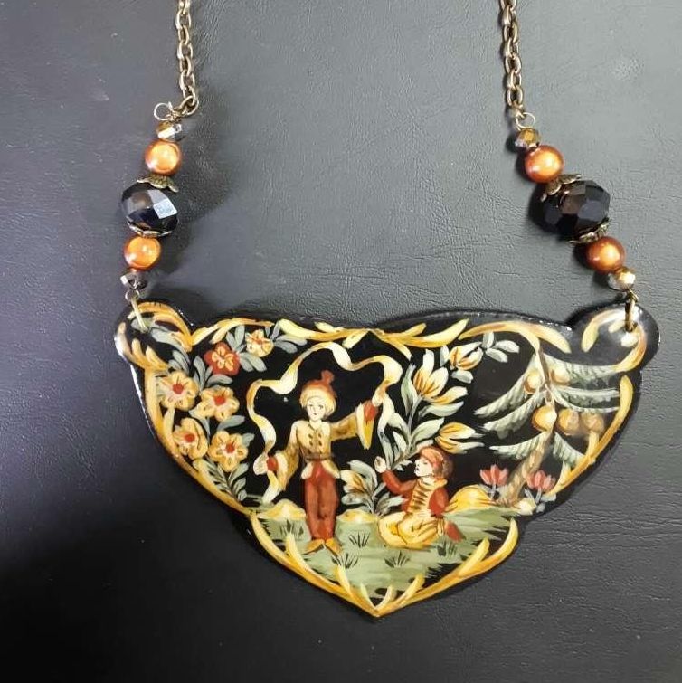 Atelier Guigue, 75003 Paris. Collier peint motif de chinoiseries ocres