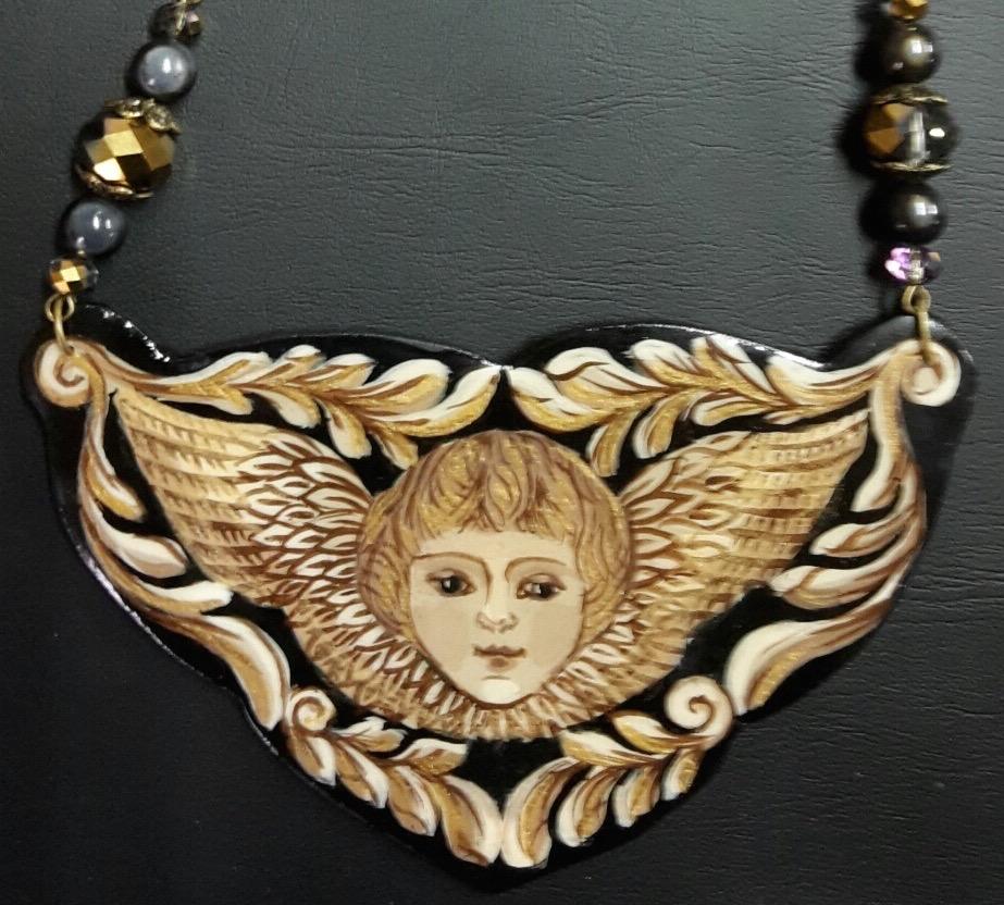 Atelier Guigue, 75003 Paris. Collier peint motif ange