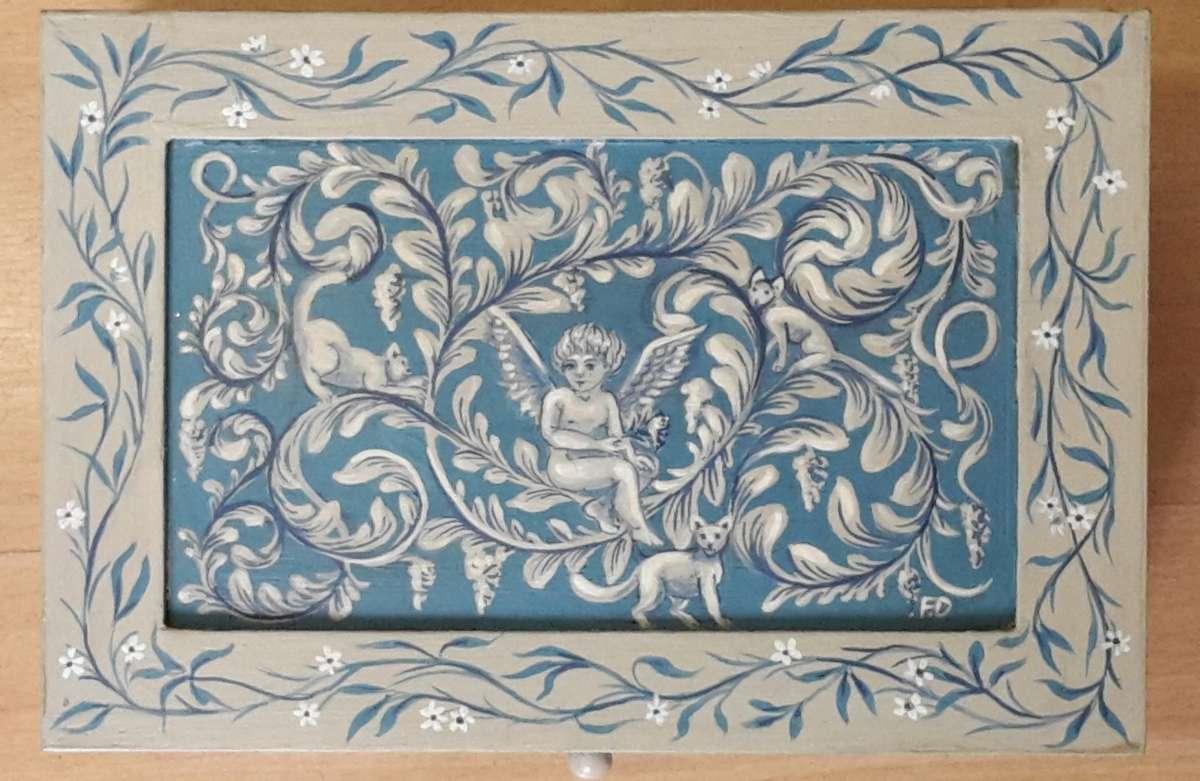 Atelier Guigue, 75003 Paris. Coffret peint anges et arabesques