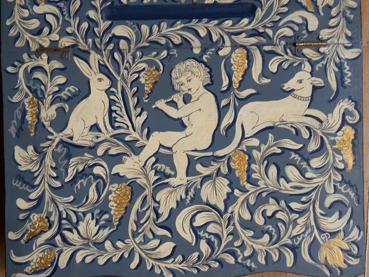 Atelier Guigue, 75003 Paris. Ecritoire peint motif d'arabesques, anges