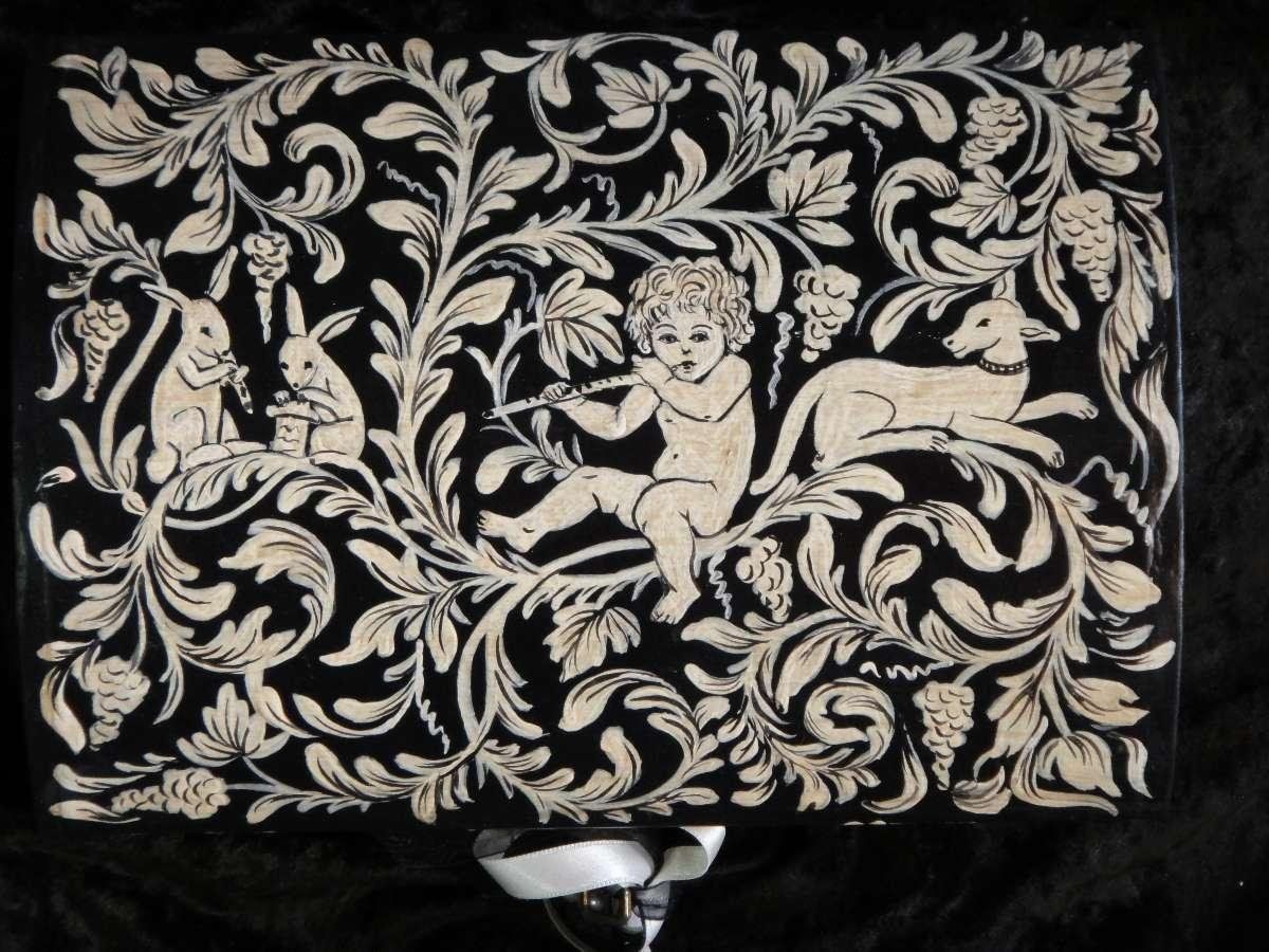 Atelier Guigue, 75003 Paris. Dessus d'un coffret