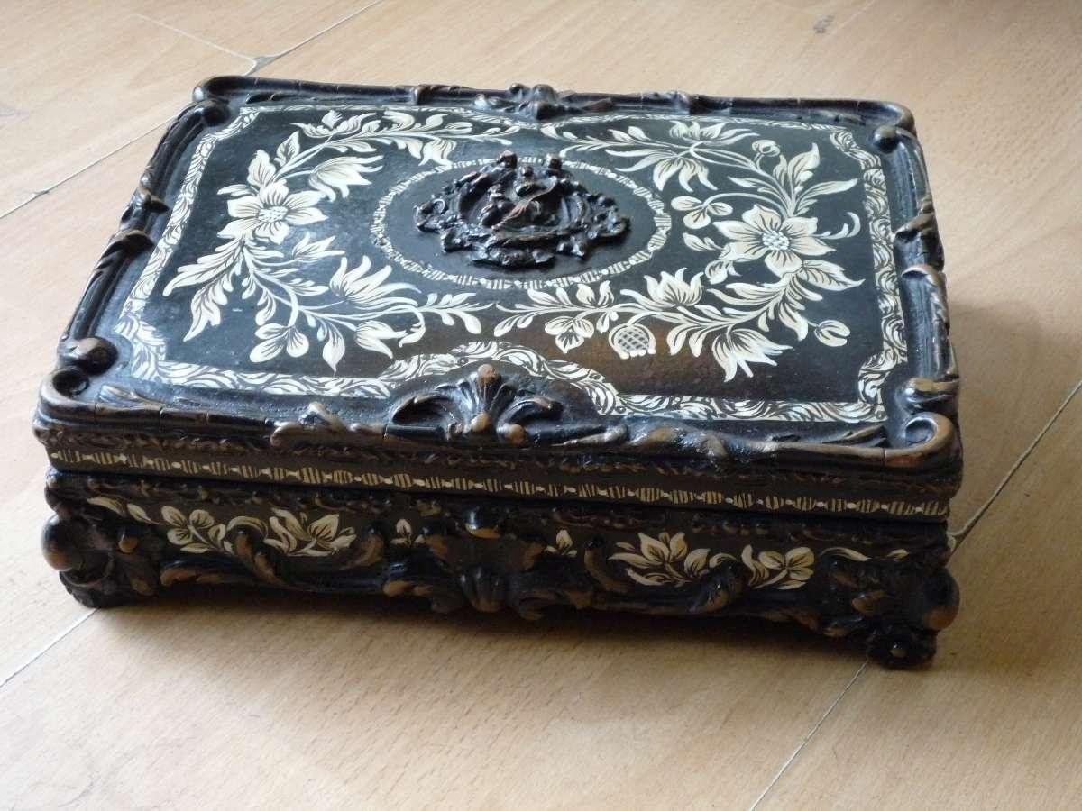 Atelier Guigue, 75003 Paris. Coffret ancien