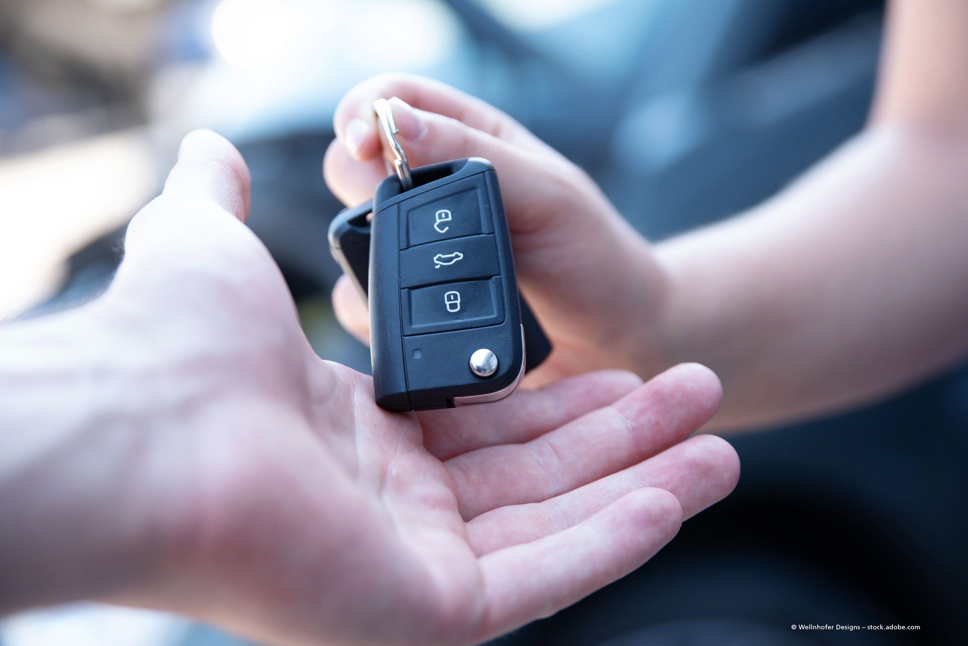 In einer Reihe geparkte Autos, verschiedene Farben, wahrscheinlich auf dem Gelände eines Autohändlers.