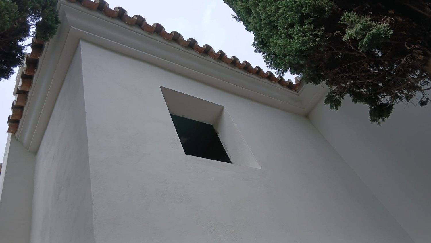 Edificio de estuco blanco en la