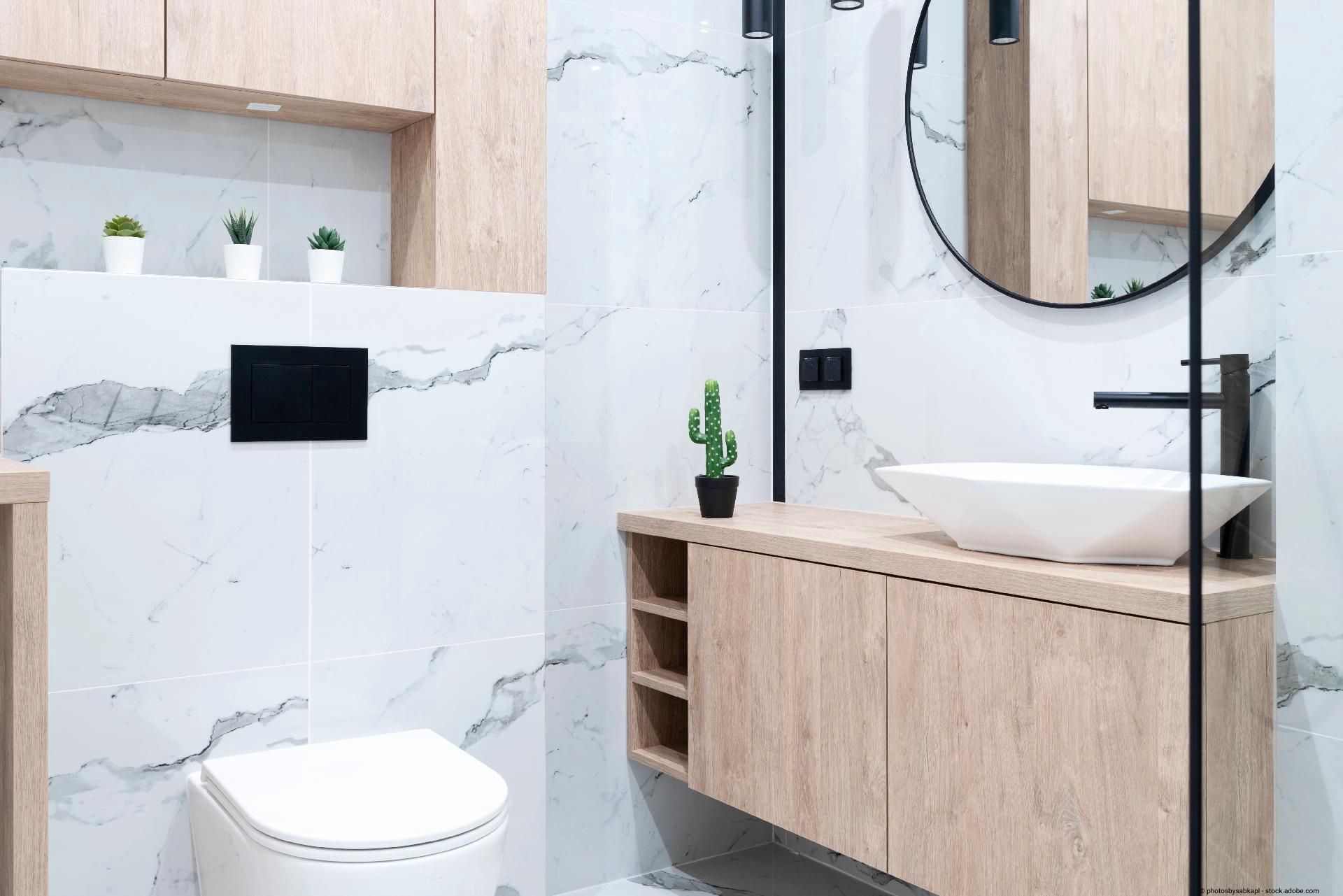 Badezimmer modern mit weißen Fliesen