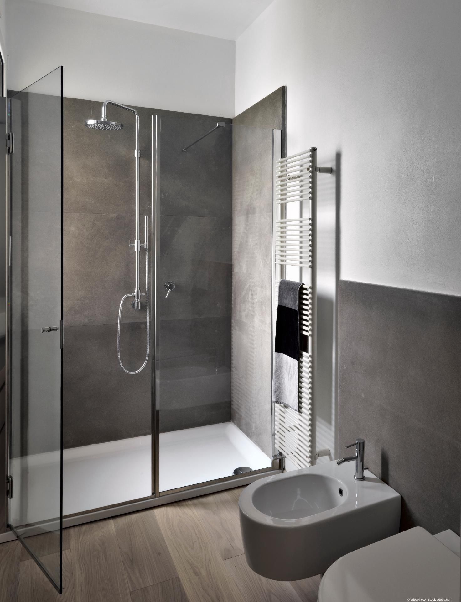 Moderne Dusche mit modernen Gläsern