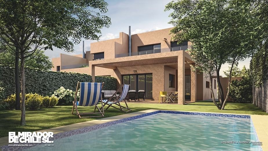 Casa moderna de dos plantas con piscina, sillas de patio y toldo a rayas en un patio trasero frondoso.