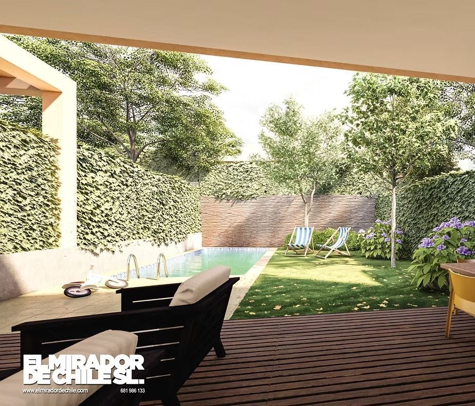 Patio moderno con mesa de comedor, tumbonas, piscina y un jardín trasero verde.