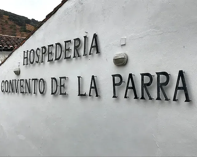 Edificio blanco con letras negras que dicen 