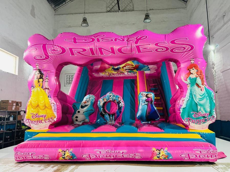 Casa inflable de princesas Disney de color rosa con toboganes, con Bella, Elsa, Ariel y Olaf.