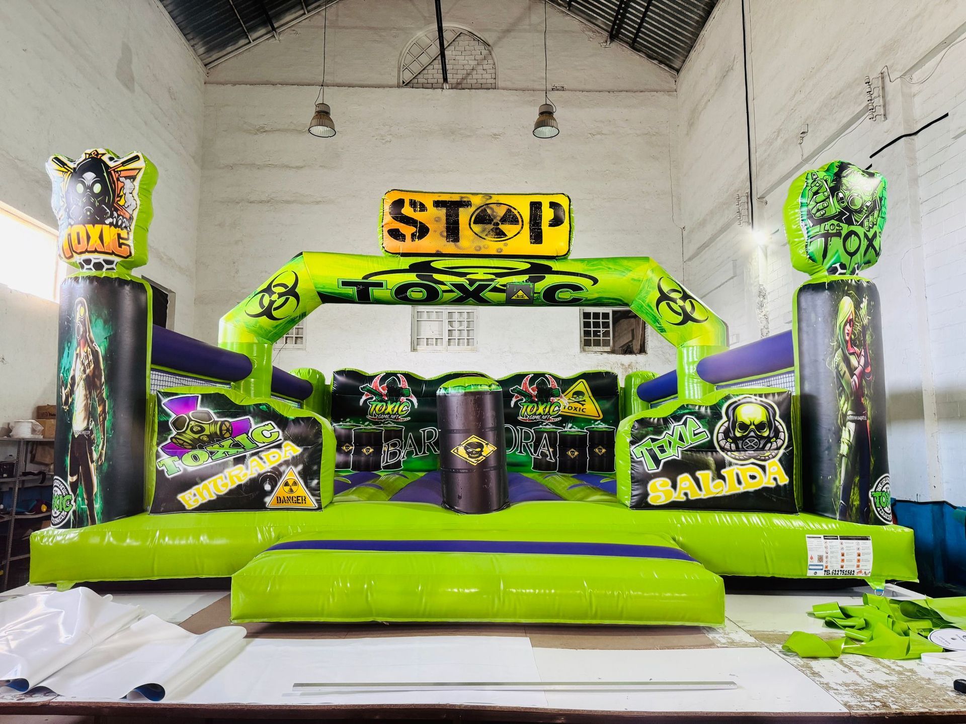 Una casa inflable verde con un cartel que dice 