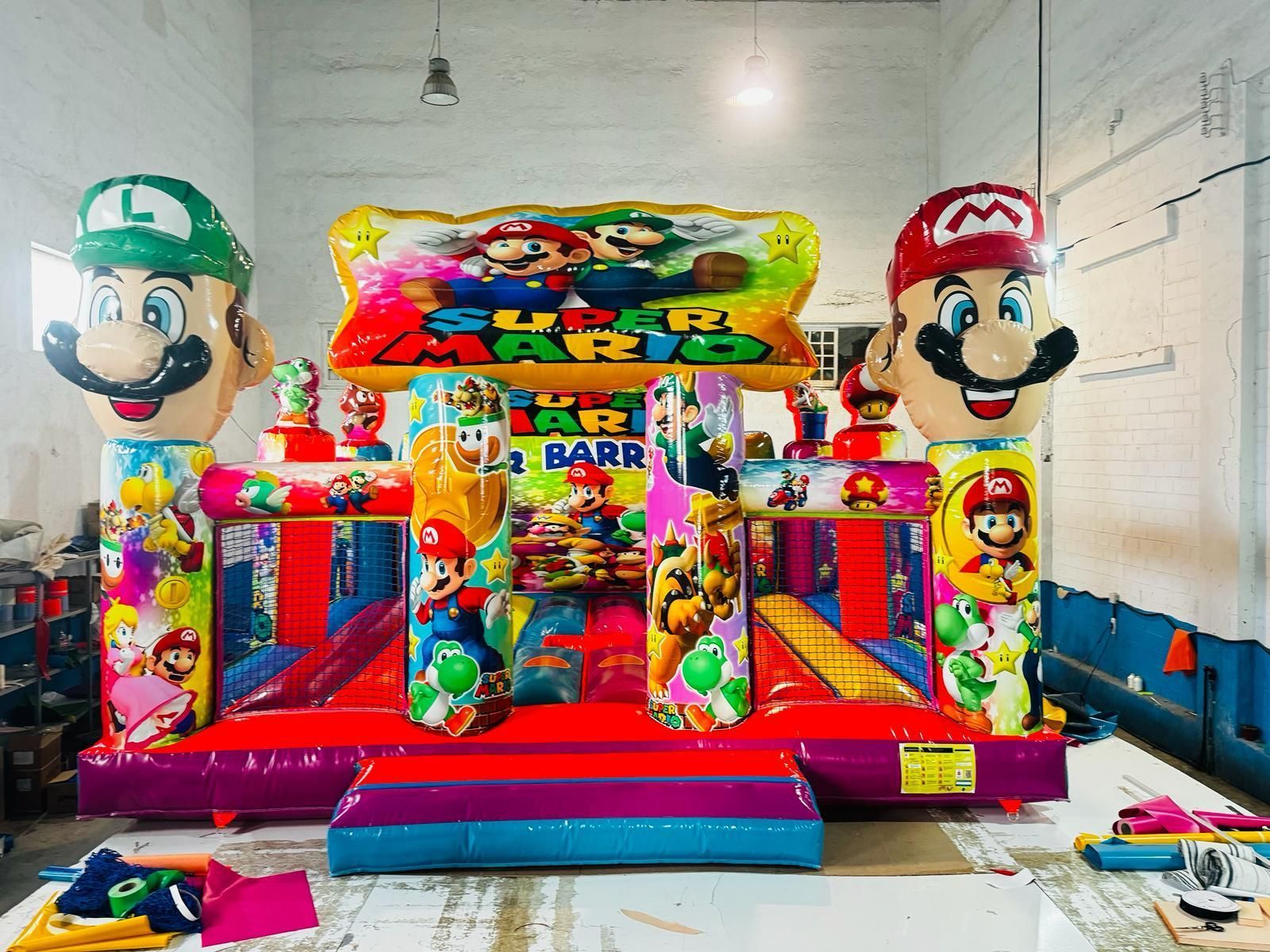 Una casa inflable con Mario y Luigi en ella.