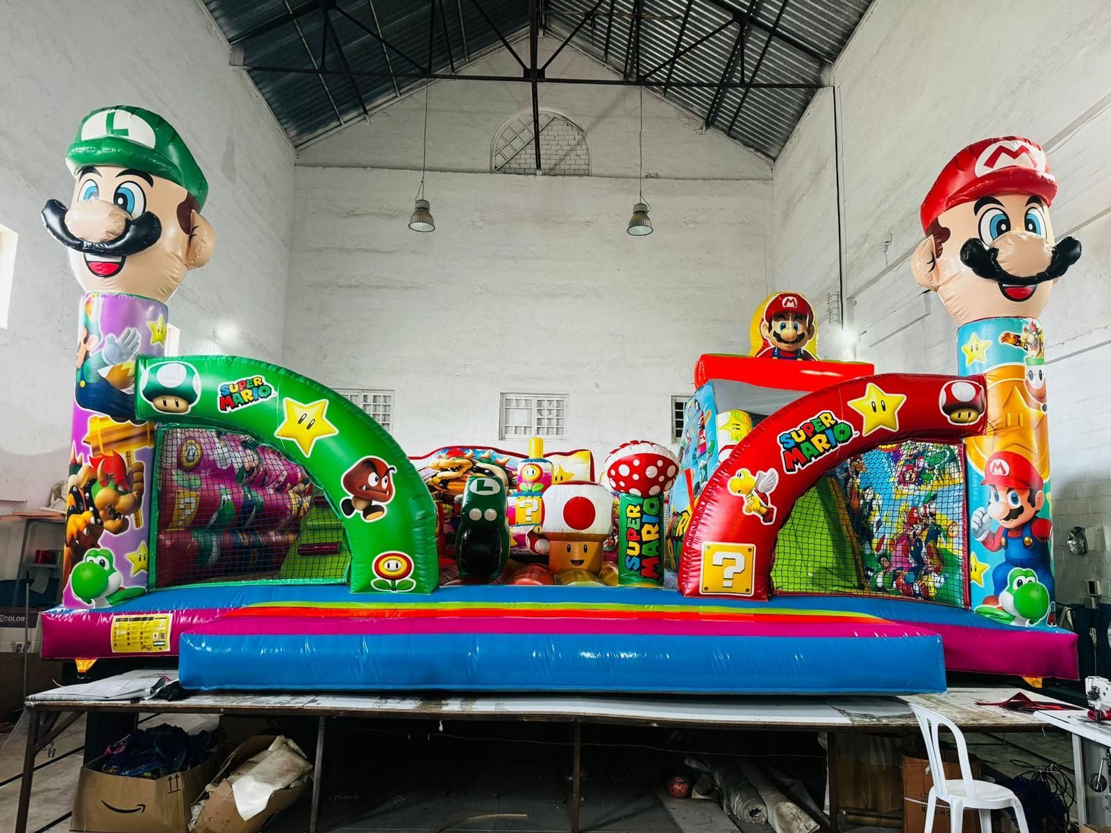 Un gran castillo inflable de Mario y Luigi se encuentra en un almacén.