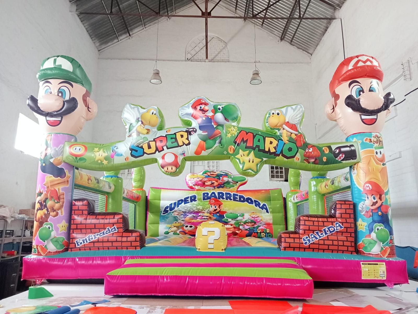 Una casa inflable con Mario y Luigi en ella.