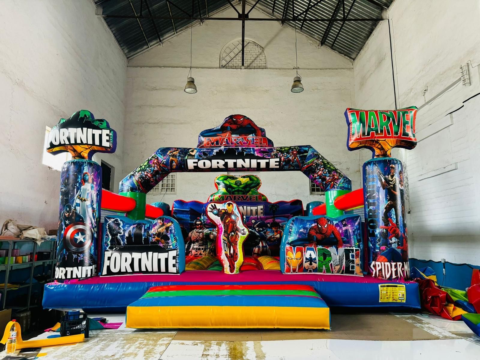 Una gran casa inflable de Fortnite está en una habitación grande.