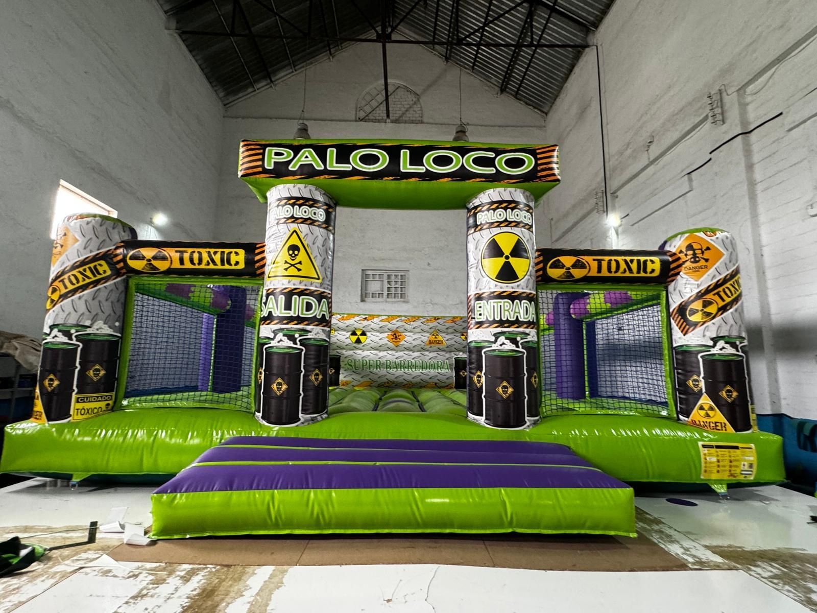 Un gran castillo inflable se encuentra en un almacén.