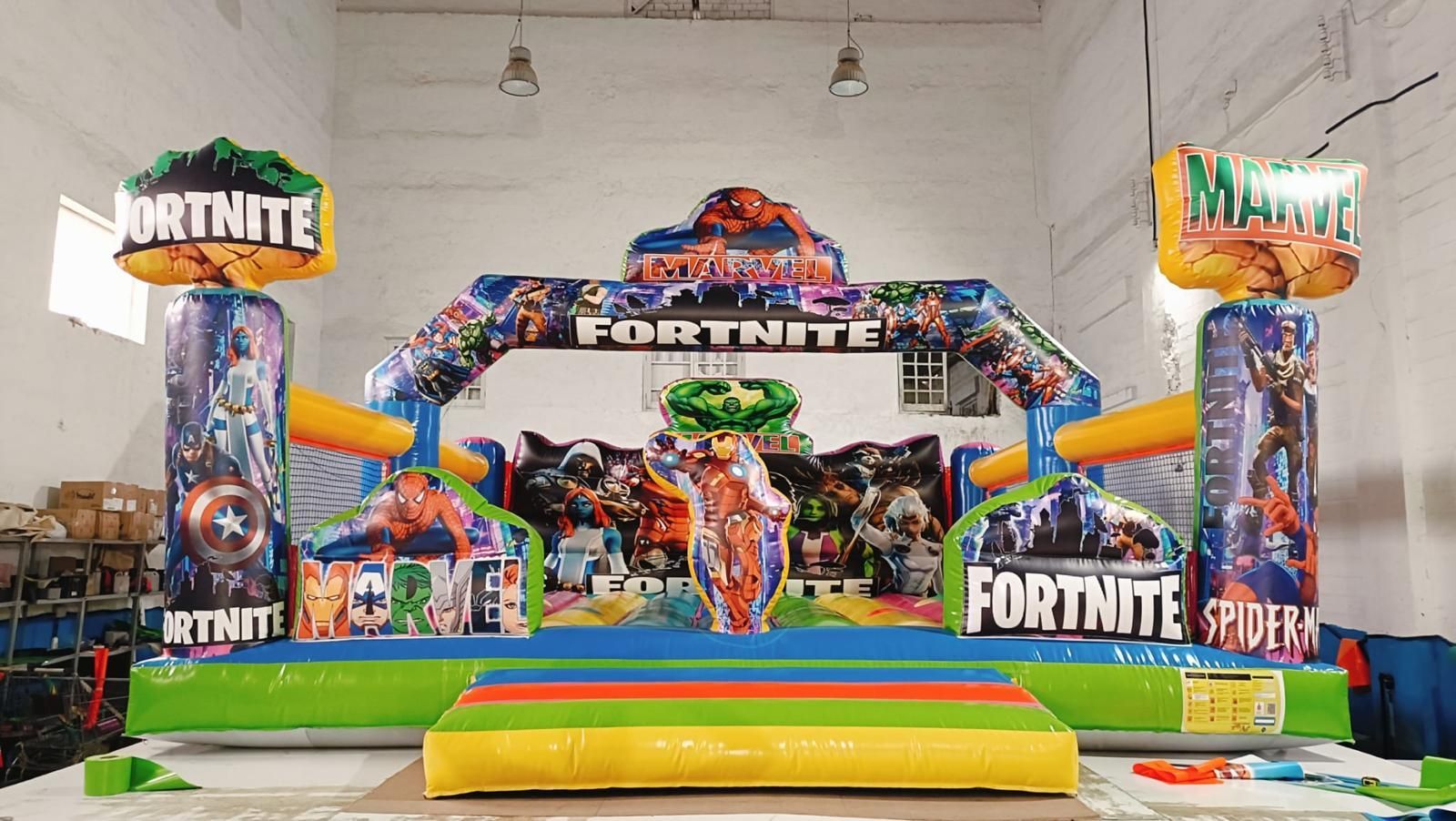 Un gran castillo inflable de Fortnite se encuentra en un almacén.