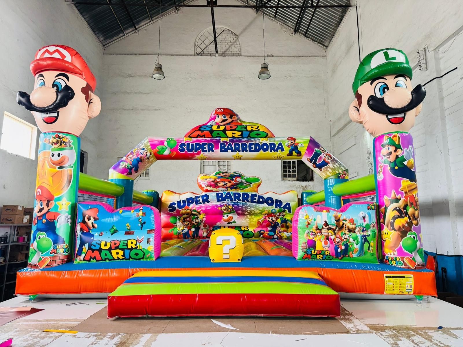 Hay una casa inflable con Mario y Luigi en ella.