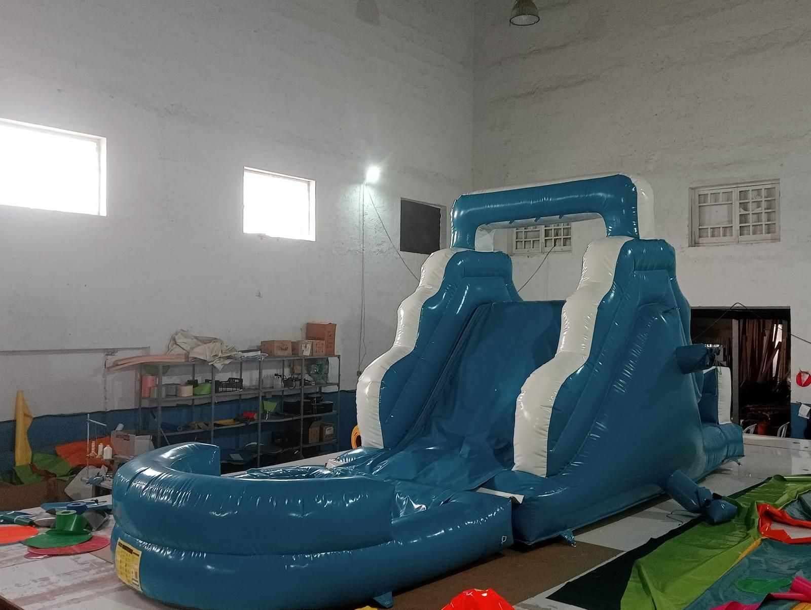 Un gran tobogán de agua inflable está en una habitación.