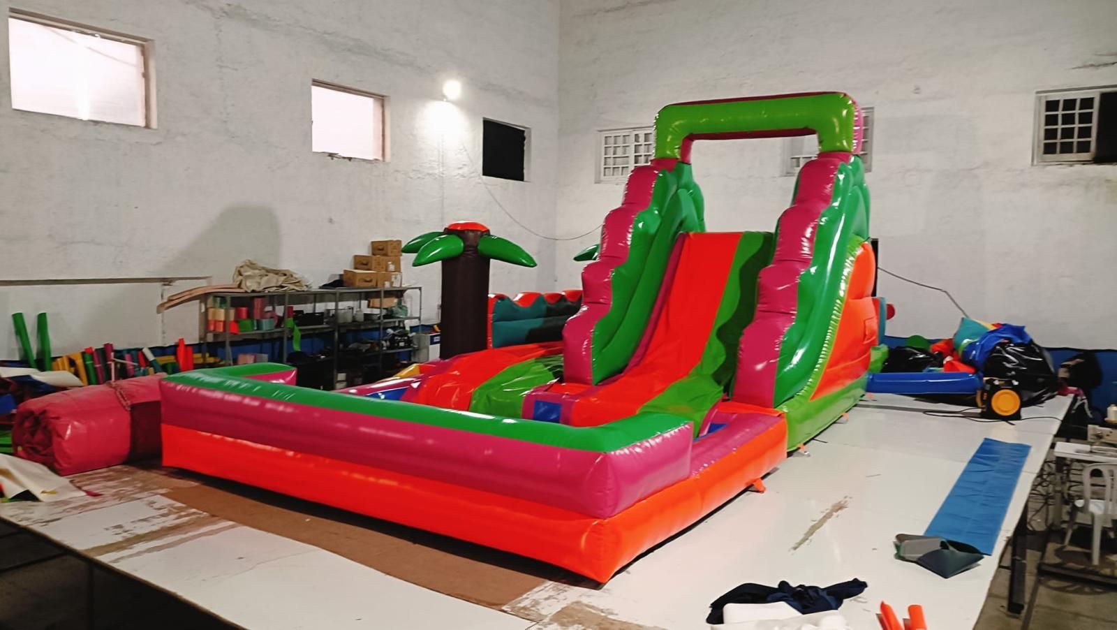 Un gran tobogán inflable está sobre una mesa en una habitación.