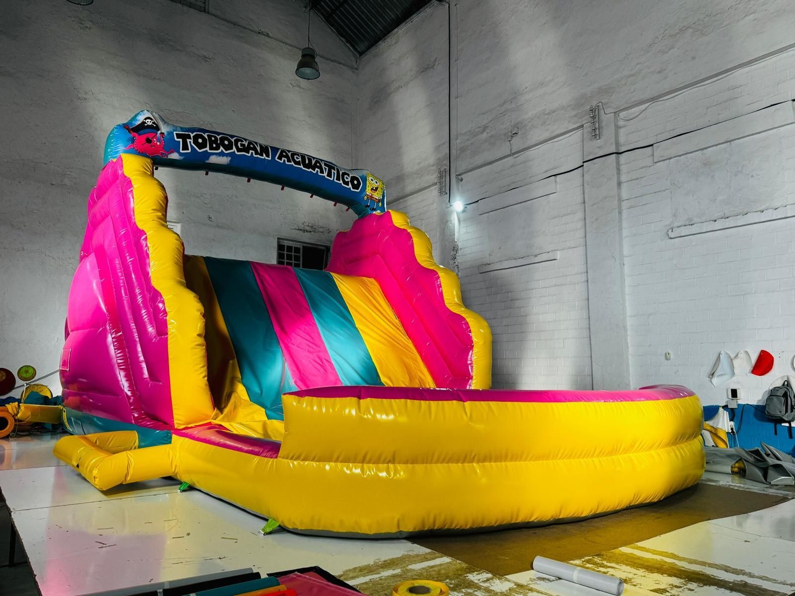 Un gran tobogán de agua inflable se encuentra en un almacén.