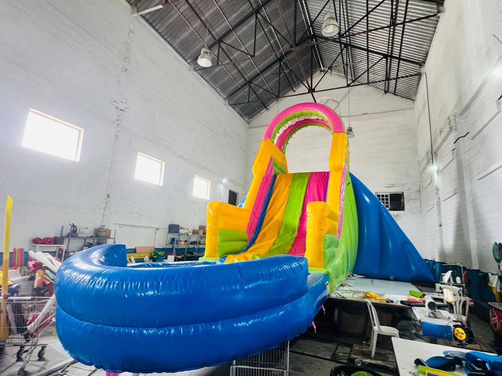 Un gran tobogán de agua inflable se encuentra en un almacén.