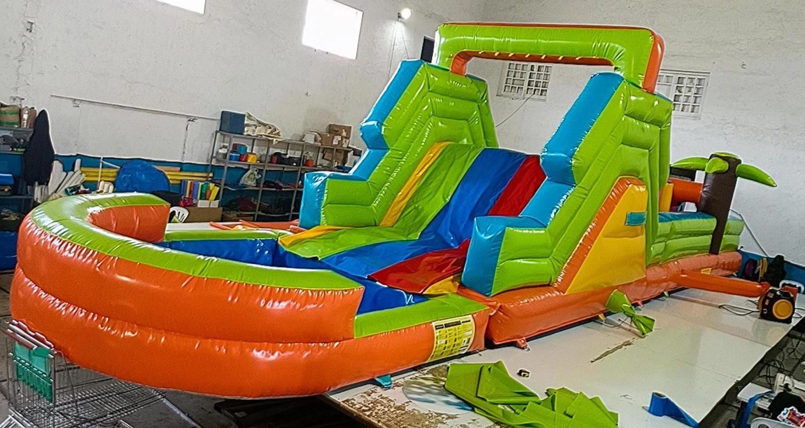 Un gran tobogán de agua inflable está sobre una mesa en una habitación.