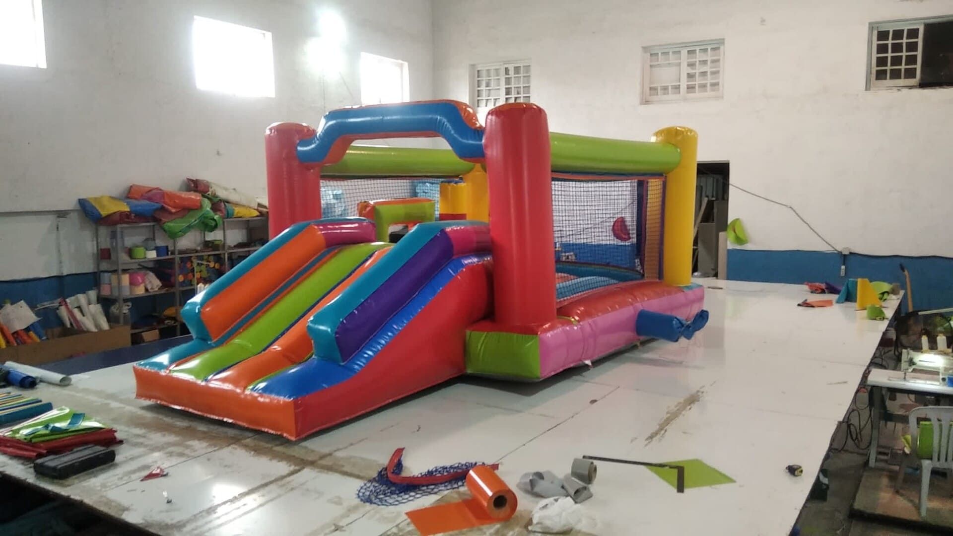 Una casa inflable colorida está colocada encima de una mesa en una habitación.