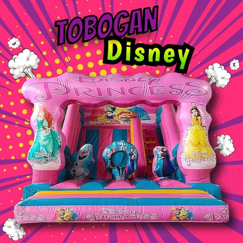 Tobogán inflable de Princesas Disney en color rosa, turquesa y amarillo sobre un fondo rosa estilo cómic con bocanadas blancas.
