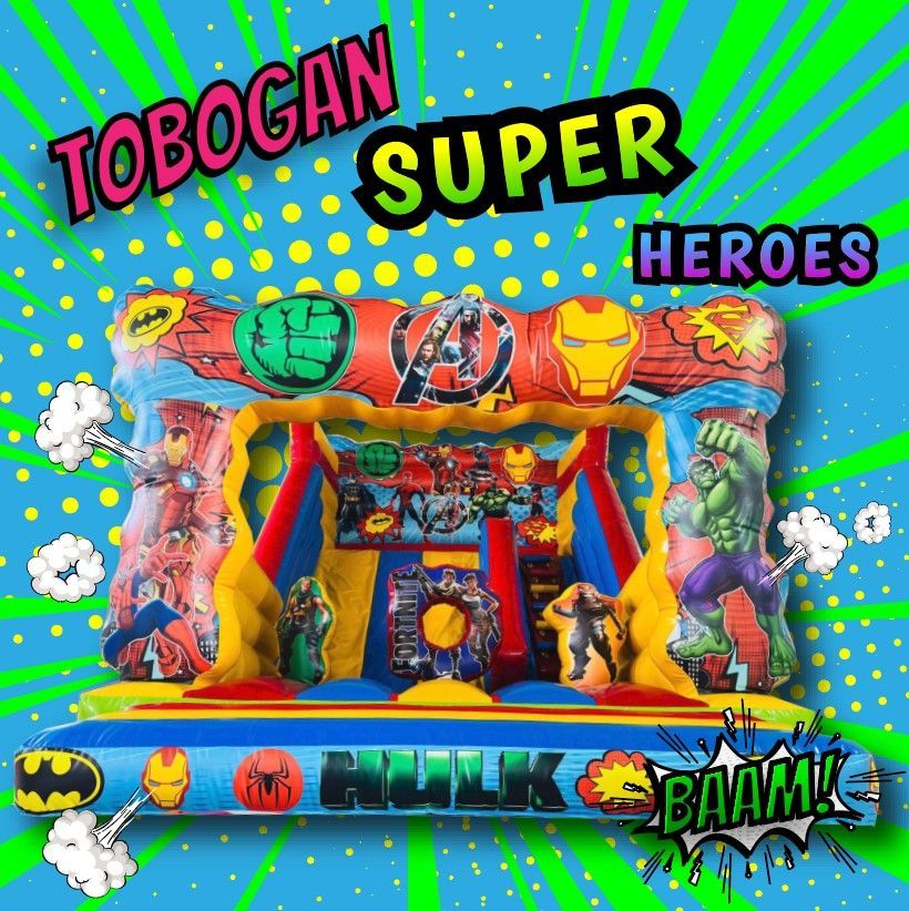 Castillo inflable con superhéroes de Marvel, con tobogán y colores vibrantes sobre un fondo azul.