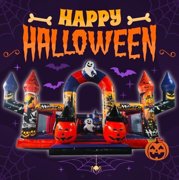 Una casa inflable con temática de Halloween que presenta un diseño de castillo con calabazas, fantasmas y una pancarta de 