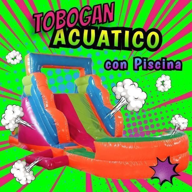 Tobogán de agua inflable con piscina, con colores brillantes como naranja, azul y verde, sobre un fondo verde y rosa.