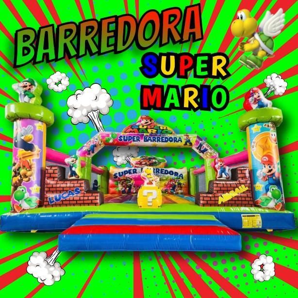 Castillo inflable con temática de Super Mario; colores verde, rojo y azul; se presentan personajes y gráficos del juego.
